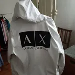 Destaque-se com este  blusão da Armani 10