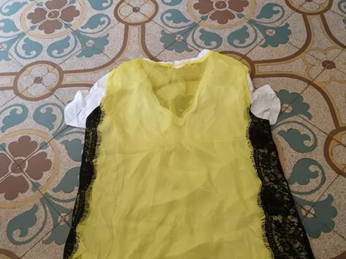 Blusa CAFèNOIR amarela com renda preta – nova