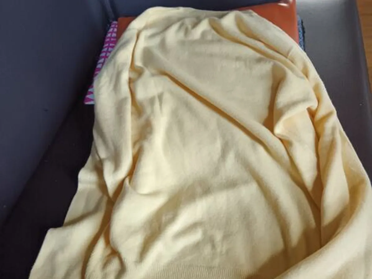 Suéter Vintage Armani Jeans – Lã Virgem – Amarelo (Ano 2000)
