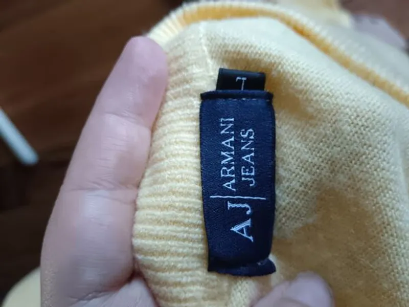 Suéter Vintage Armani Jeans – Lã Virgem – Amarelo (Ano 2000)
