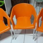 3 cadeiras laranja 1