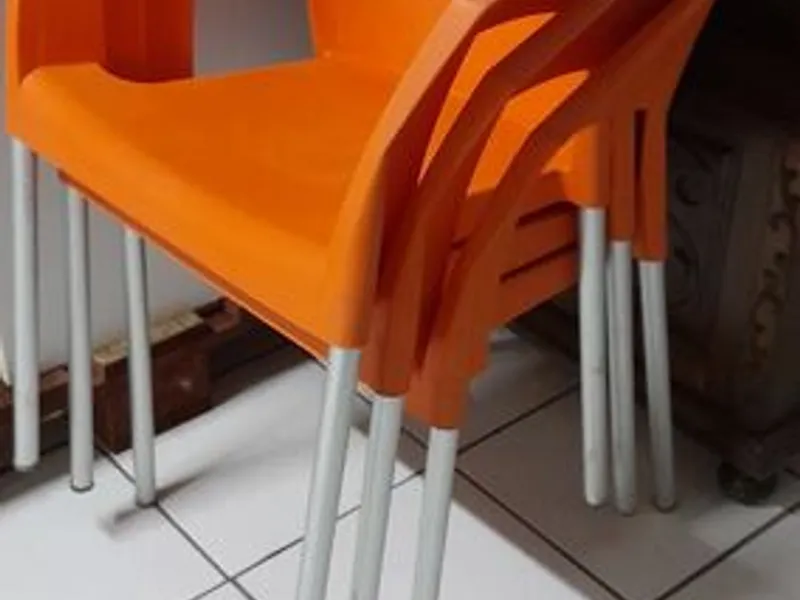 3 cadeiras laranja