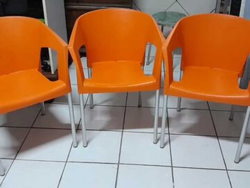 3 cadeiras laranja