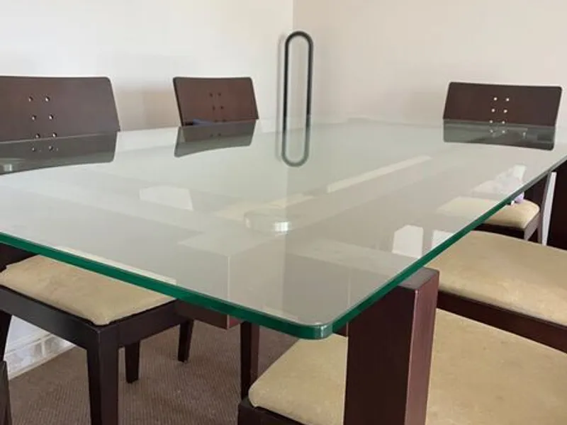 Mesa com 6 cadeiras