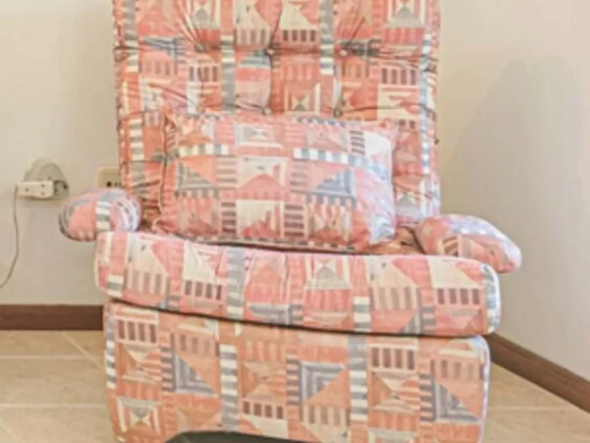 2 sofás individuais com 2 almofadas