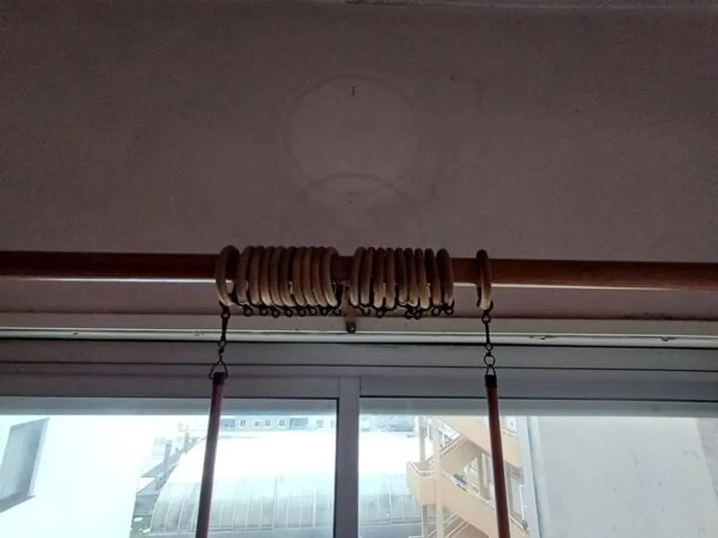 2 varões de madeira para cortinados 