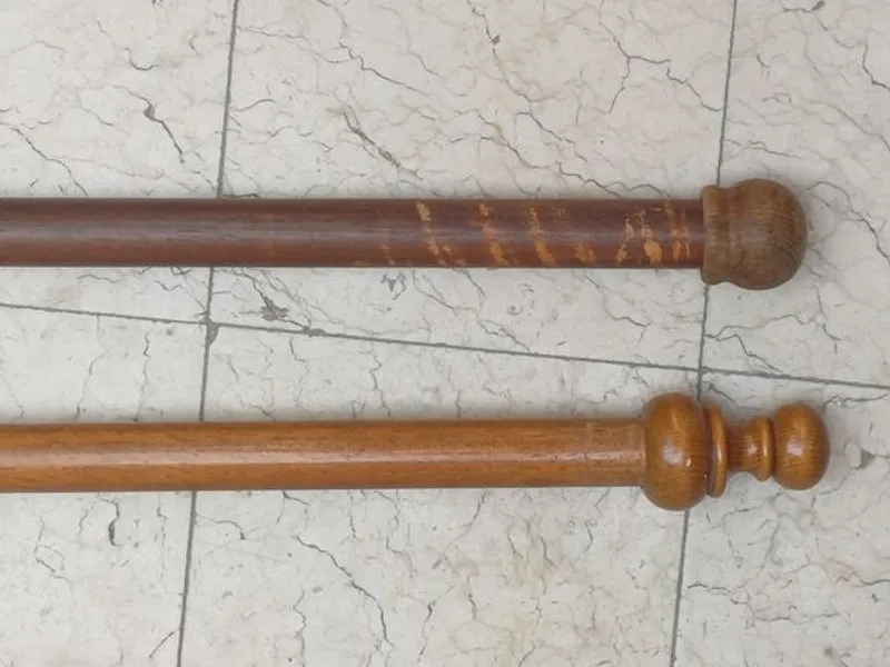 2 varões de madeira para cortinados 