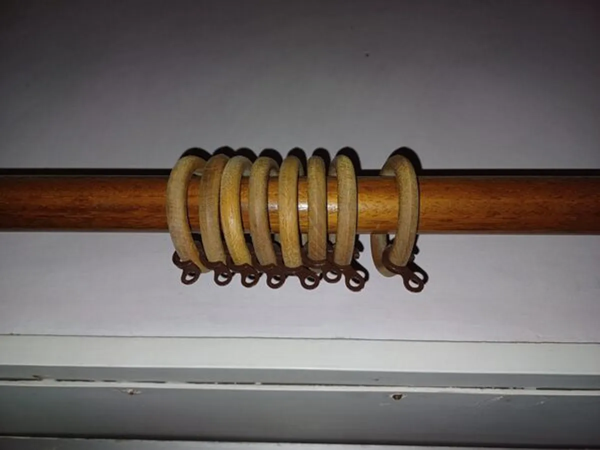 2 varões de madeira para cortinados 