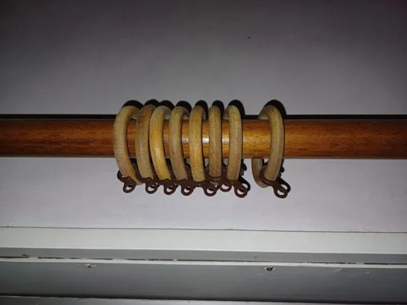 2 varões de madeira para cortinados 