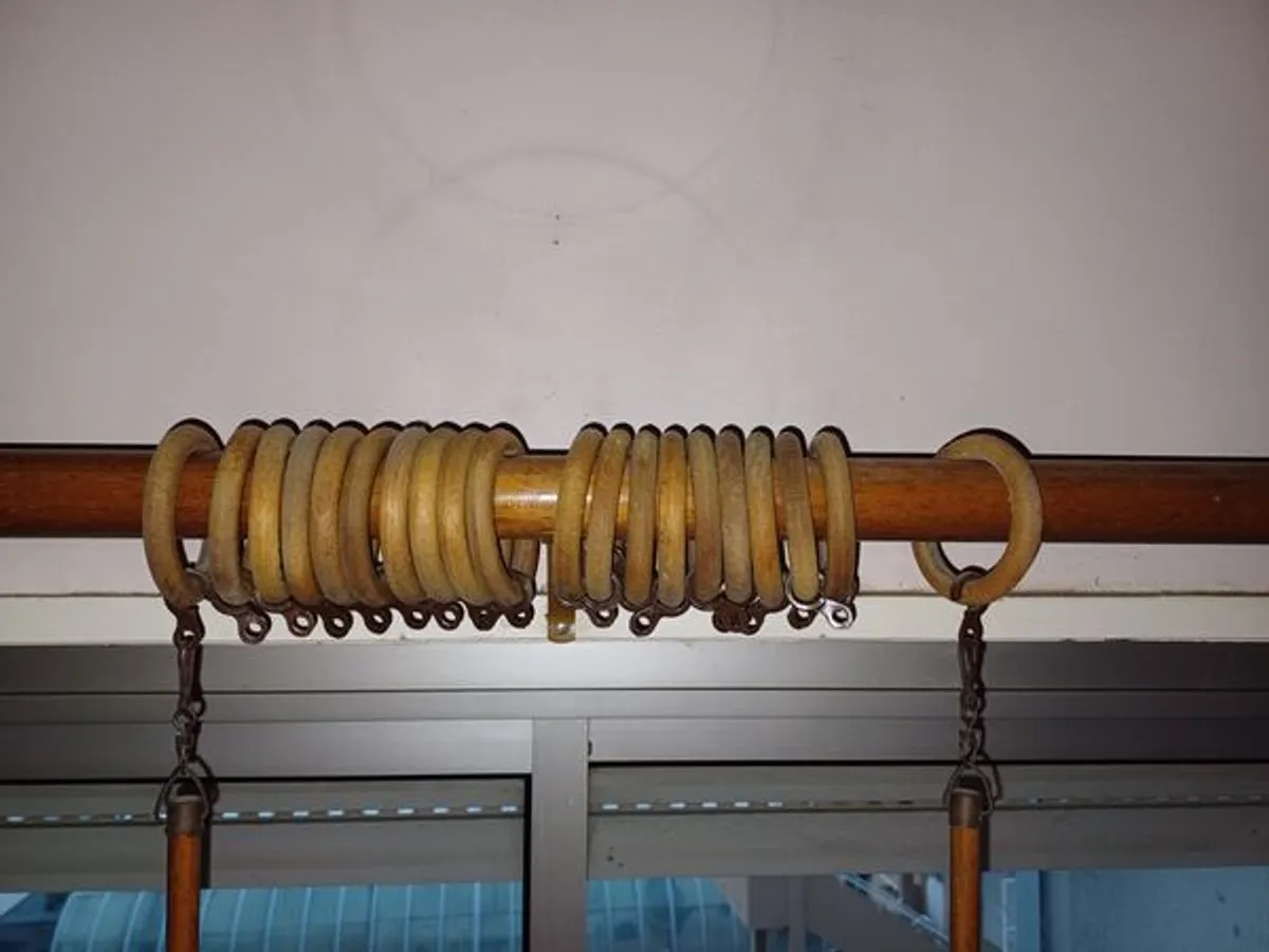 2 varões de madeira para cortinados 