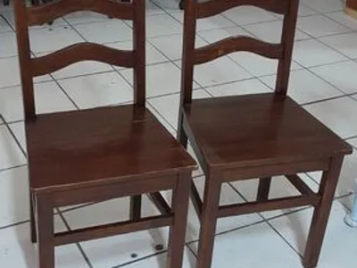 2 cadeiras em madeira