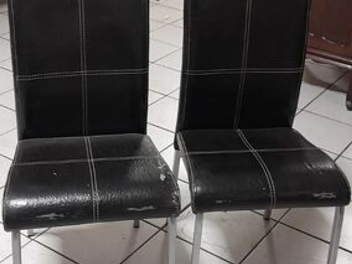 2 cadeiras em pele e metal