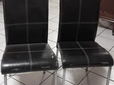 2 cadeiras em pele e metal