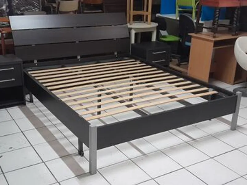 Cama de casal e 2 mesinhas de cabeceira