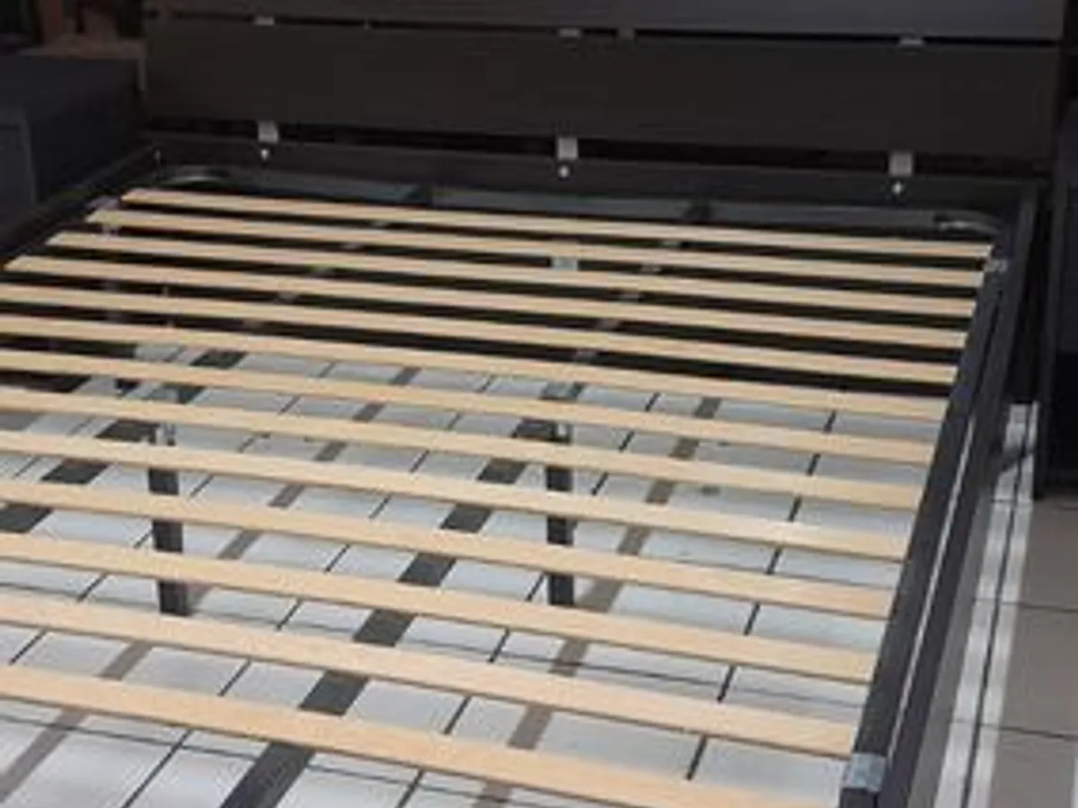 Cama de casal e 2 mesinhas de cabeceira