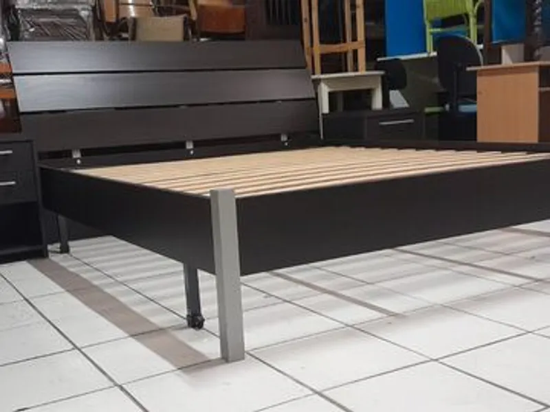 Cama de casal e 2 mesinhas de cabeceira