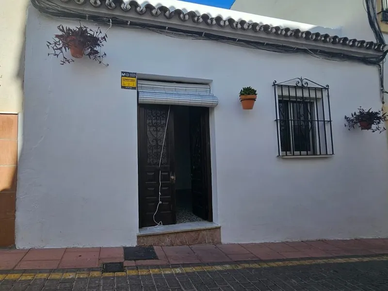 For sale of house in Estepona, Altos de Lunymar
