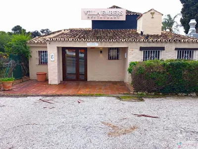 For sale of premises in Estepona, El Paraiso Barronal
