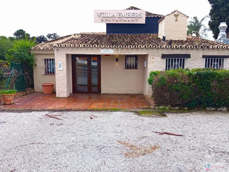 For sale of premises in Estepona, El Paraiso Barronal