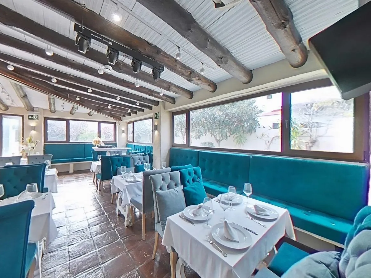 For sale of premises in Estepona, El Paraiso Barronal