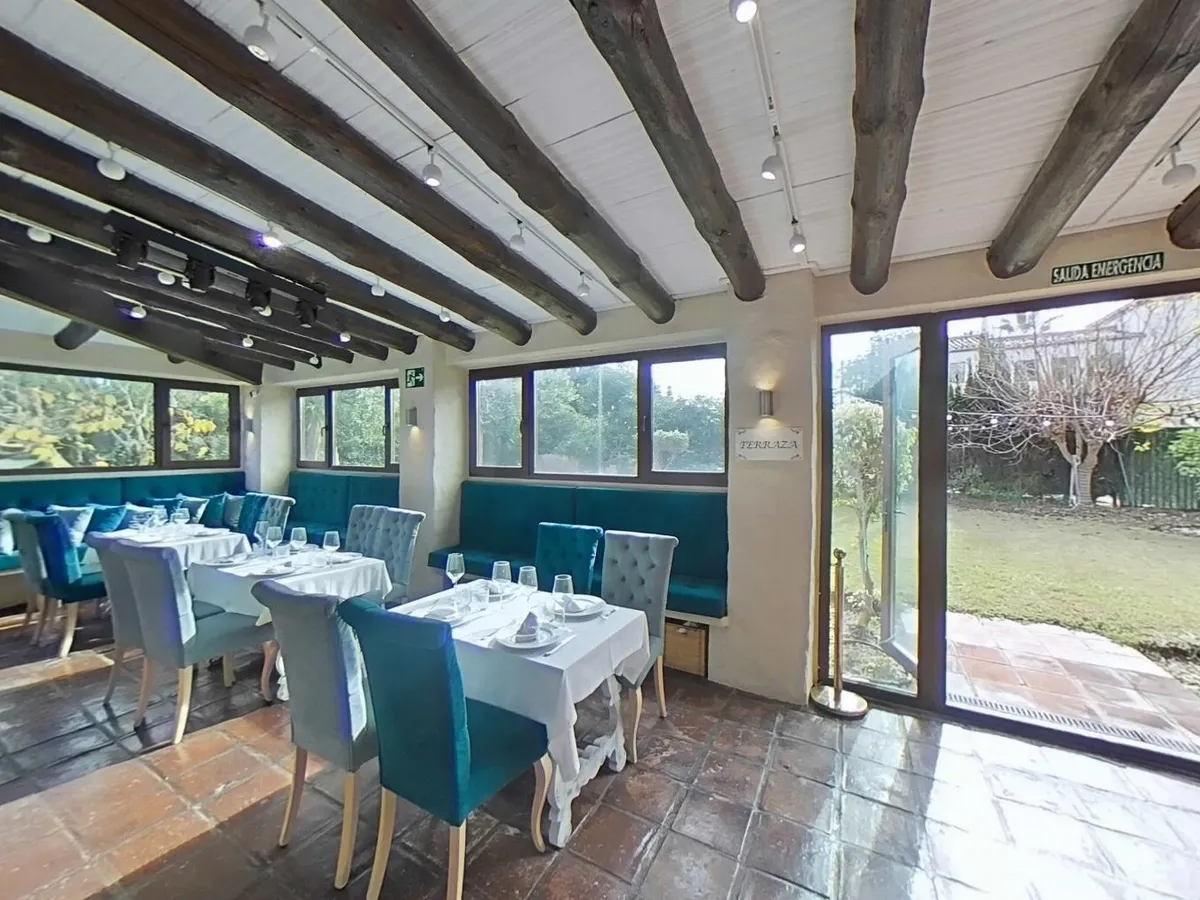 For sale of premises in Estepona, El Paraiso Barronal