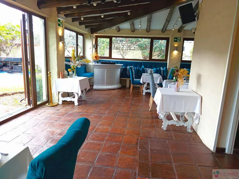 For sale of premises in Estepona, El Paraiso Barronal