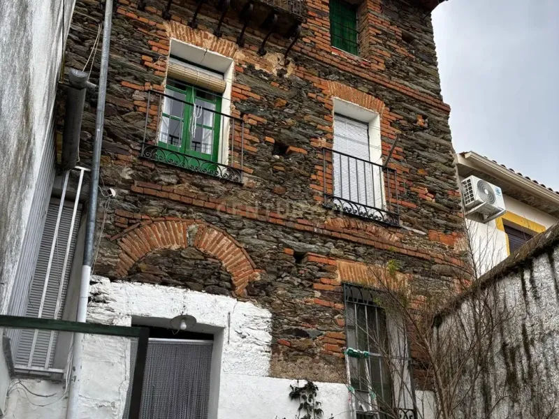 CASA EN EL CENTRO DE TORREJONCILLO