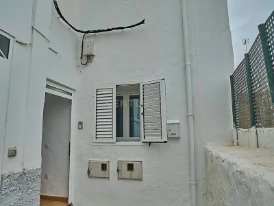 Casa reformada con terraza y vistas al mar