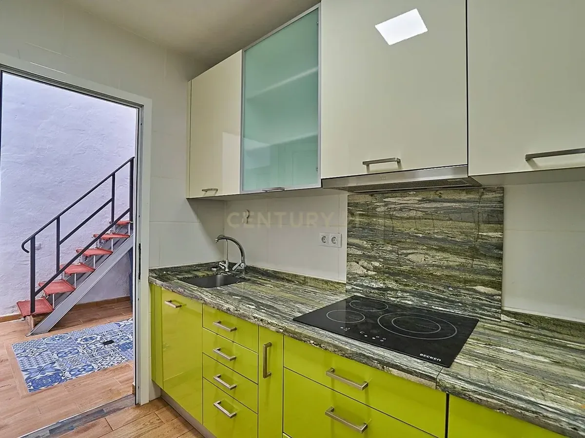 Casa reformada con terraza y vistas al mar