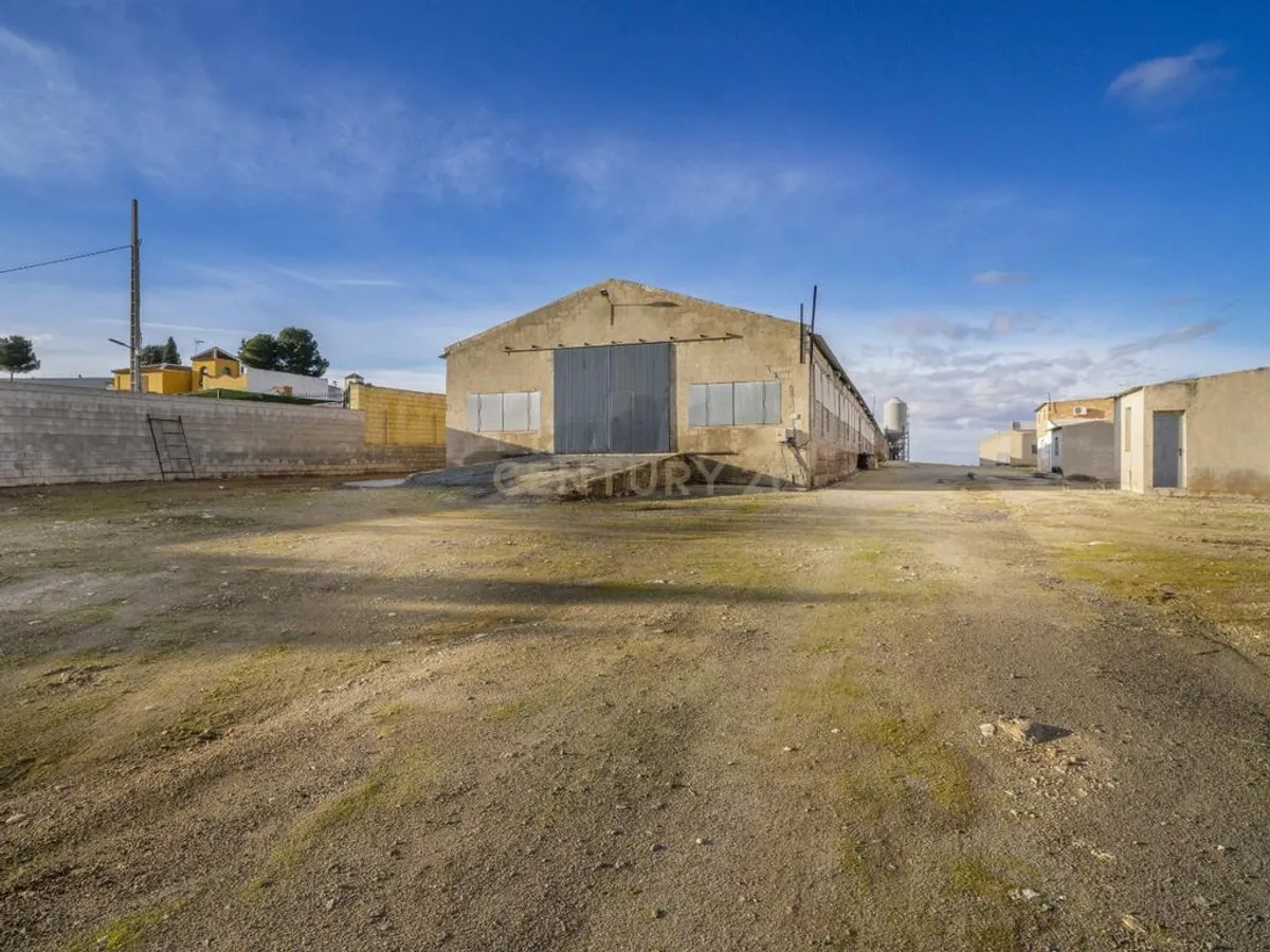 ## NAVES CON PARCELA N.:5935 (Precio: 985.000 Euro)