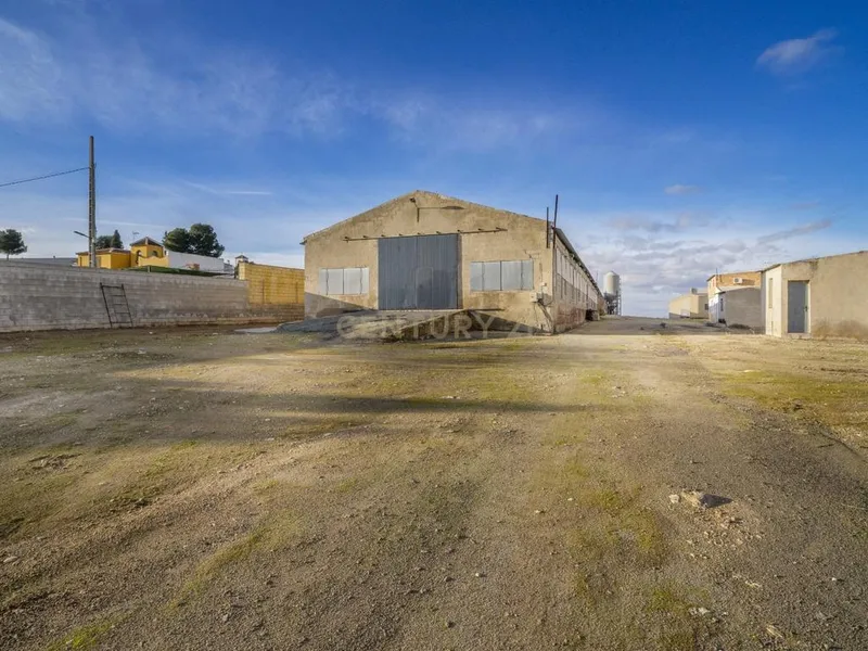 ## NAVES CON PARCELA N.:5935 (Precio: 985.000 Euro)