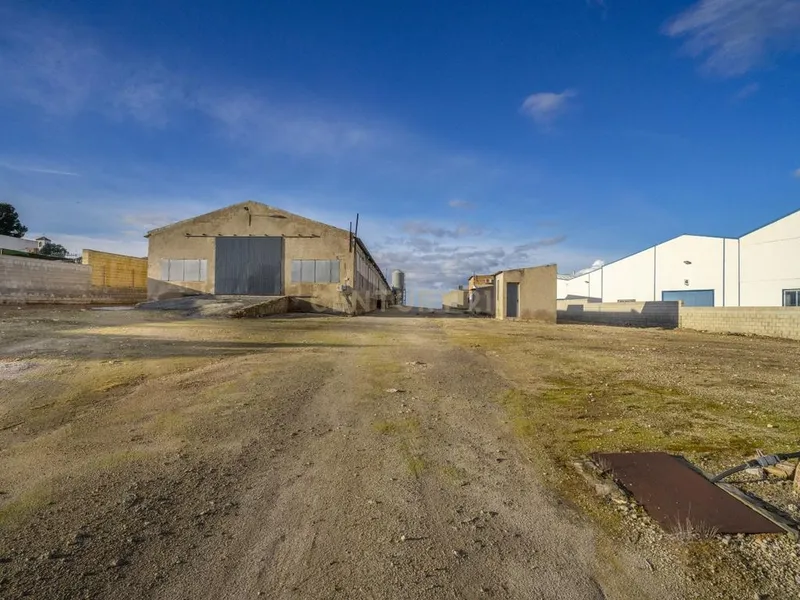 ## NAVES CON PARCELA N.:5935 (Precio: 985.000 Euro)