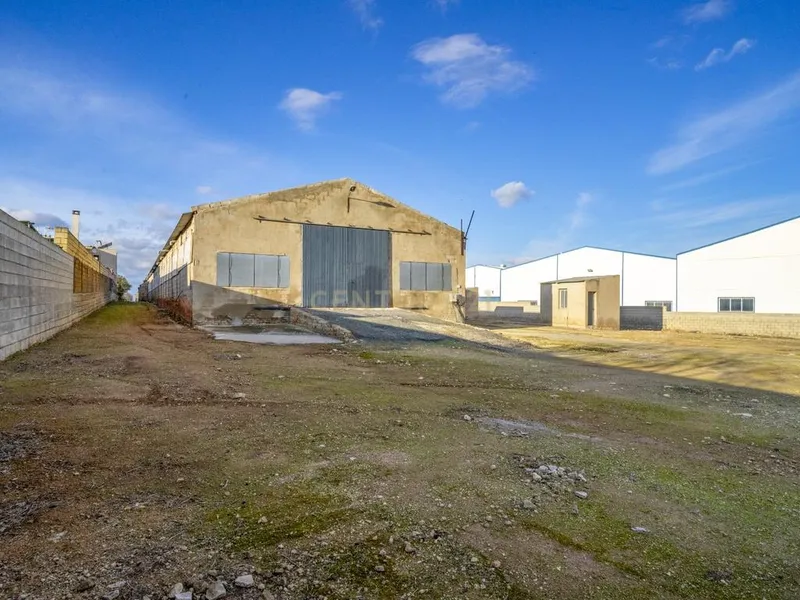 ## NAVES CON PARCELA N.:5935 (Precio: 985.000 Euro)