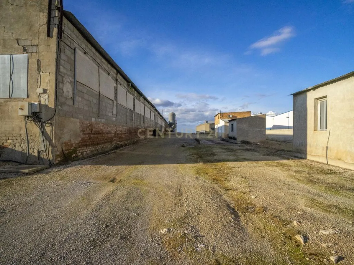 ## NAVES CON PARCELA N.:5935 (Precio: 985.000 Euro)