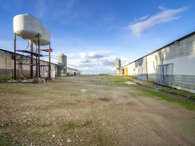 ## NAVES CON PARCELA N.:5935 (Precio: 985.000 Euro)