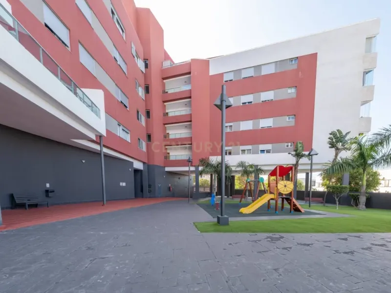 Vivienda luminosa en residencial con piscina, con plaza de garaje y trastero