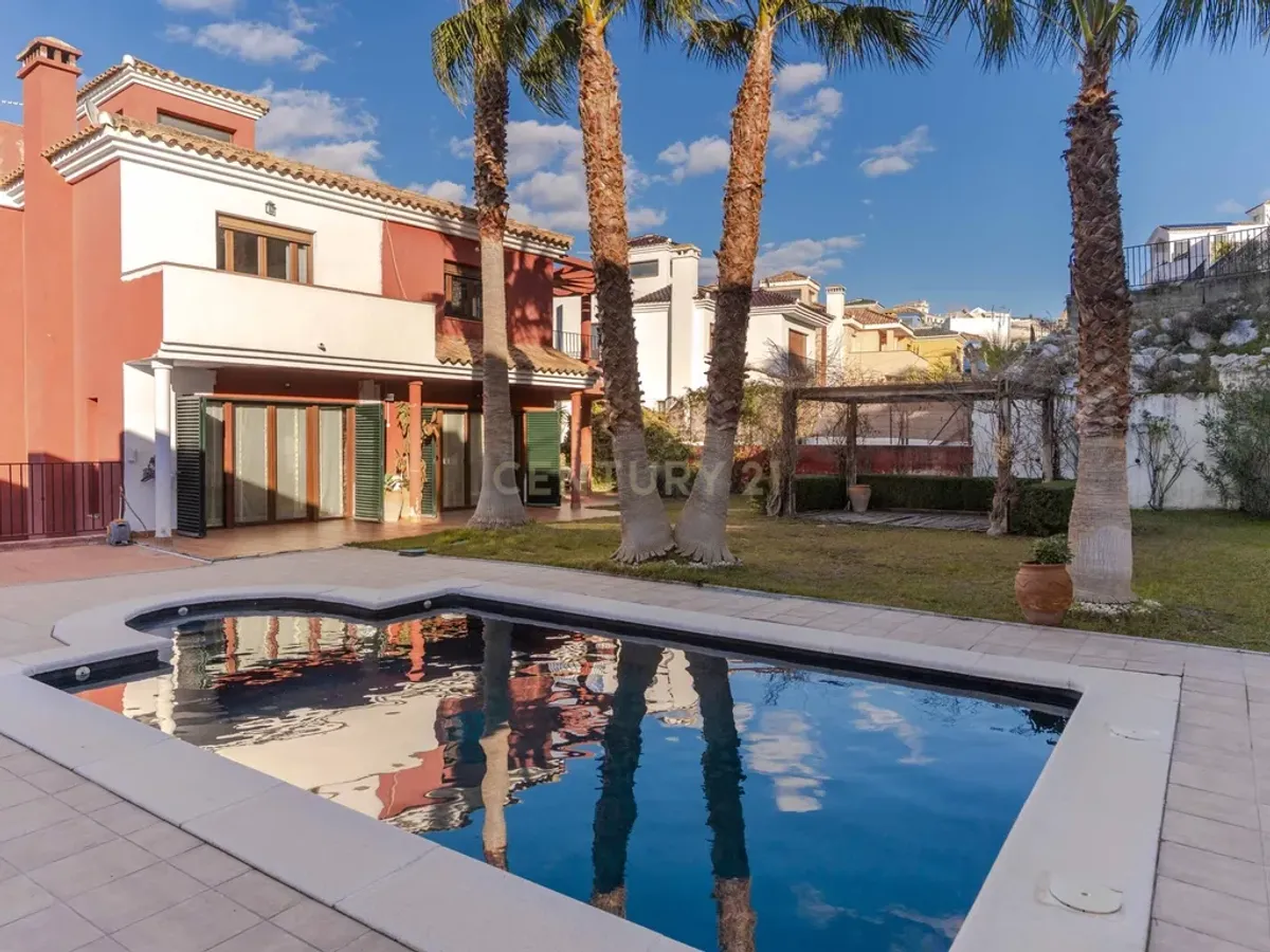 Chalet Independiente en Altos de la Zubia