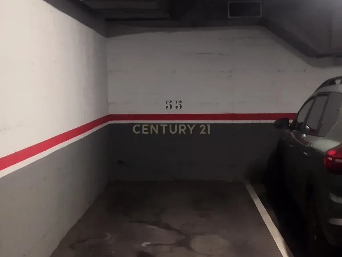 Plaza de aparcamiento casi nueva en Barcelona, Cataluña