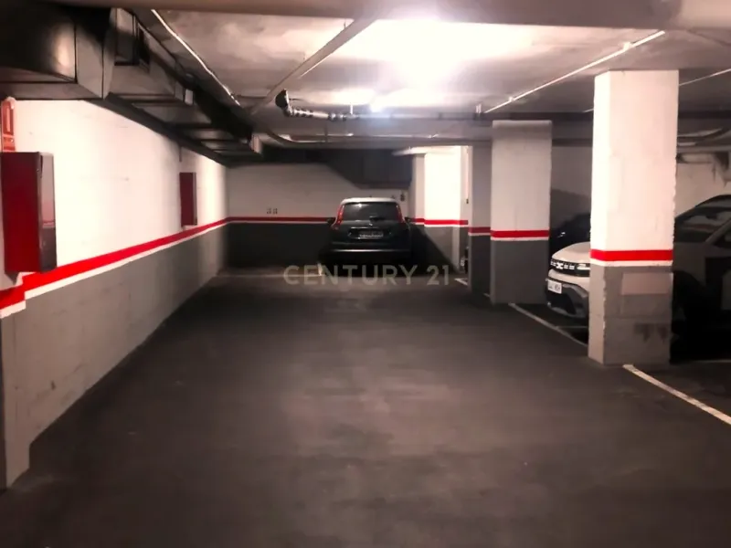 Plaza de aparcamiento casi nueva en Barcelona, Cataluña