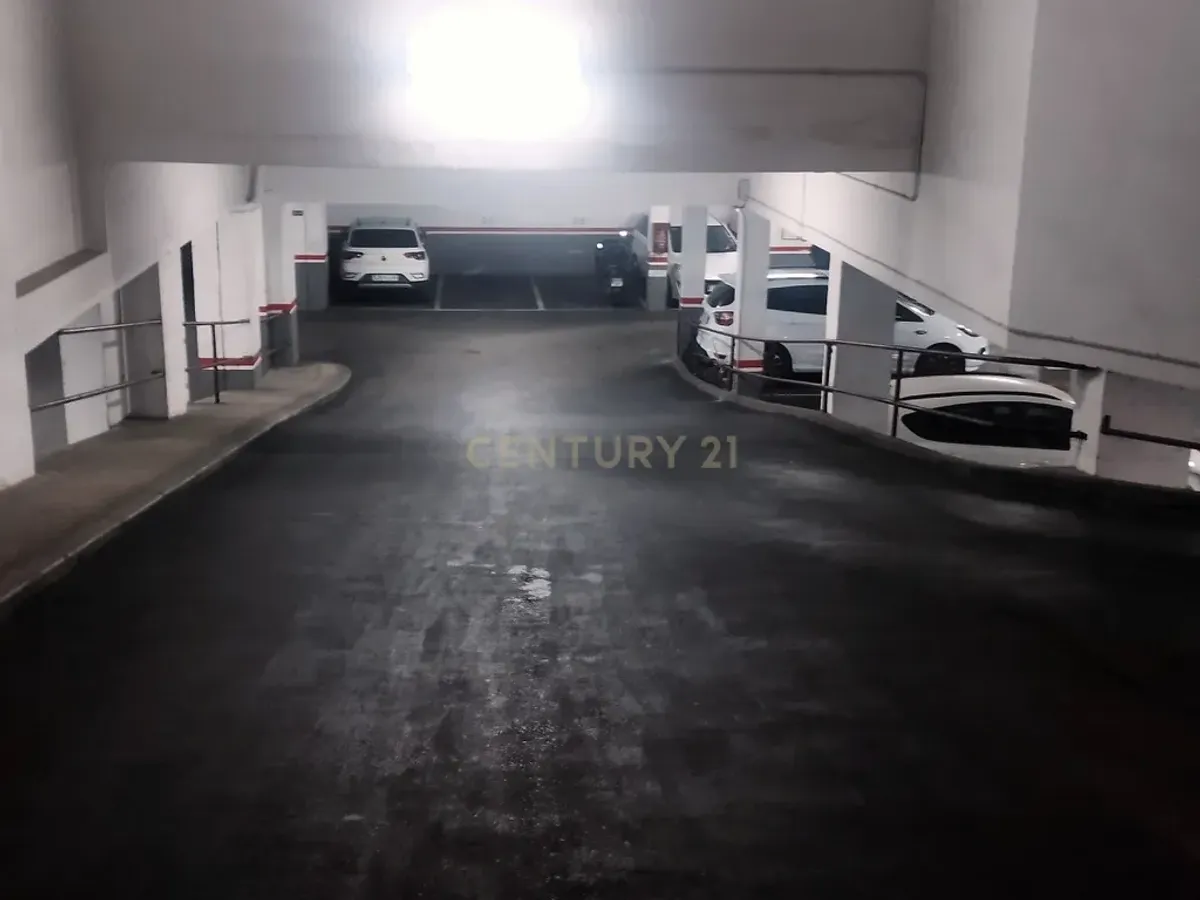 Plaza de aparcamiento casi nueva en Barcelona, Cataluña