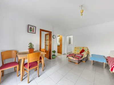 Piso luminoso con balcón y patio en La Bòbila – Sitges