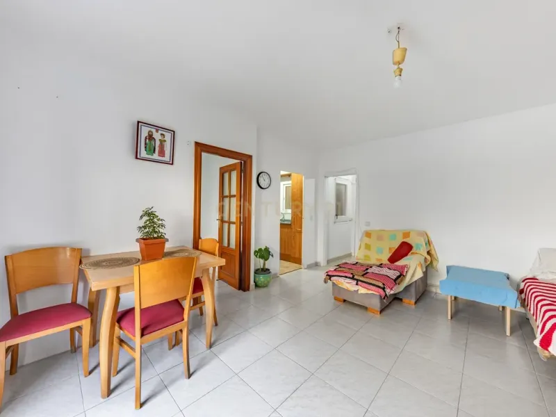 Piso luminoso con balcón y patio en La Bòbila – Sitges