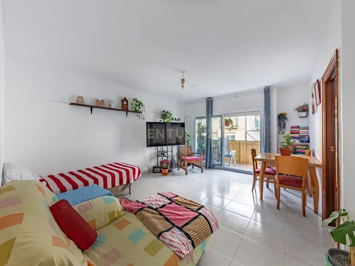 Piso luminoso con balcón y patio en La Bòbila – Sitges