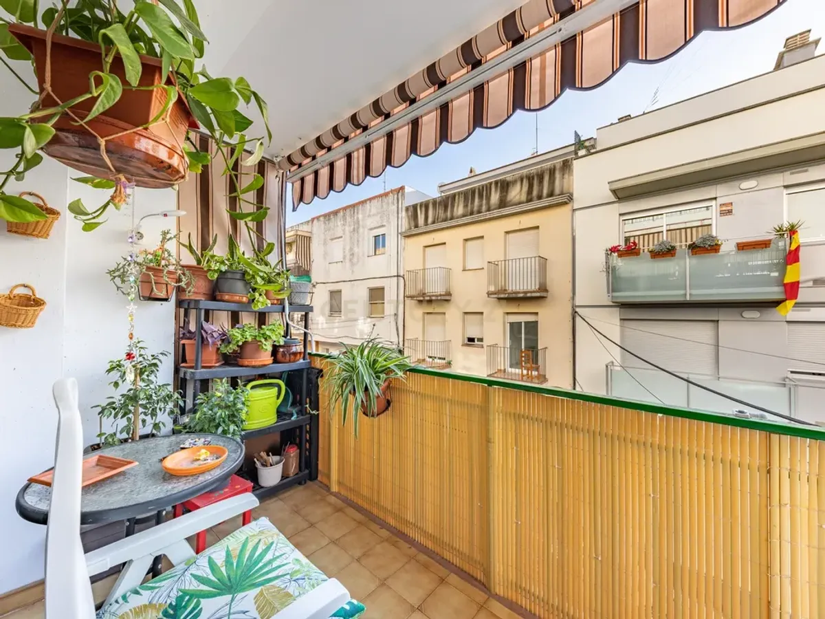 Piso luminoso con balcón y patio en La Bòbila – Sitges