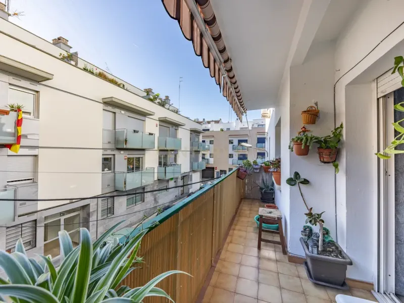 Piso luminoso con balcón y patio en La Bòbila – Sitges