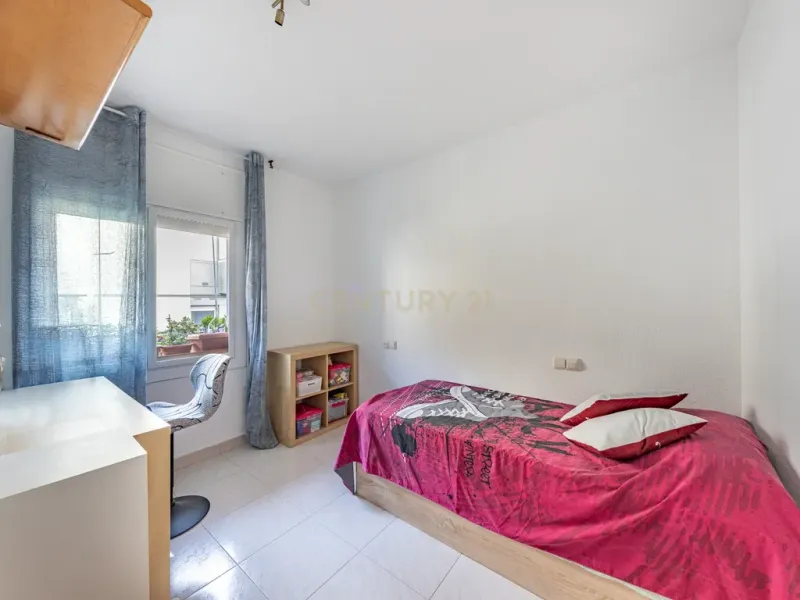 Piso luminoso con balcón y patio en La Bòbila – Sitges