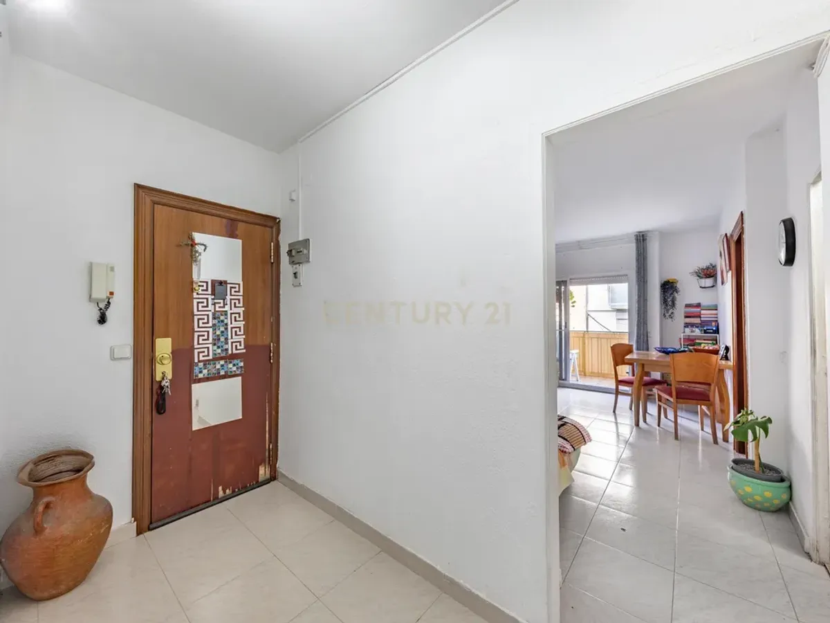 Piso luminoso con balcón y patio en La Bòbila – Sitges