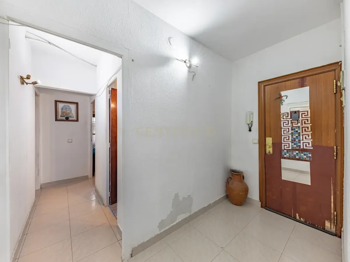 Piso luminoso con balcón y patio en La Bòbila – Sitges