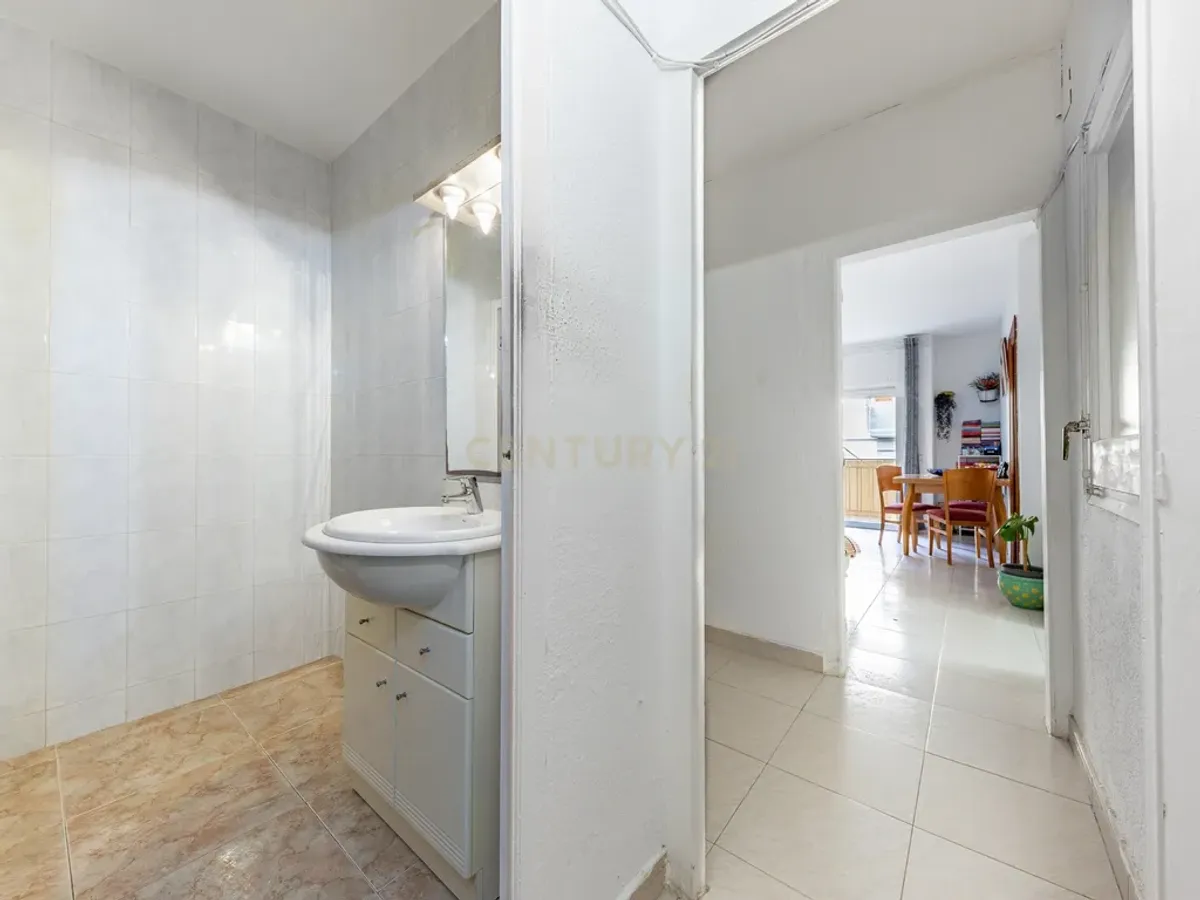 Piso luminoso con balcón y patio en La Bòbila – Sitges