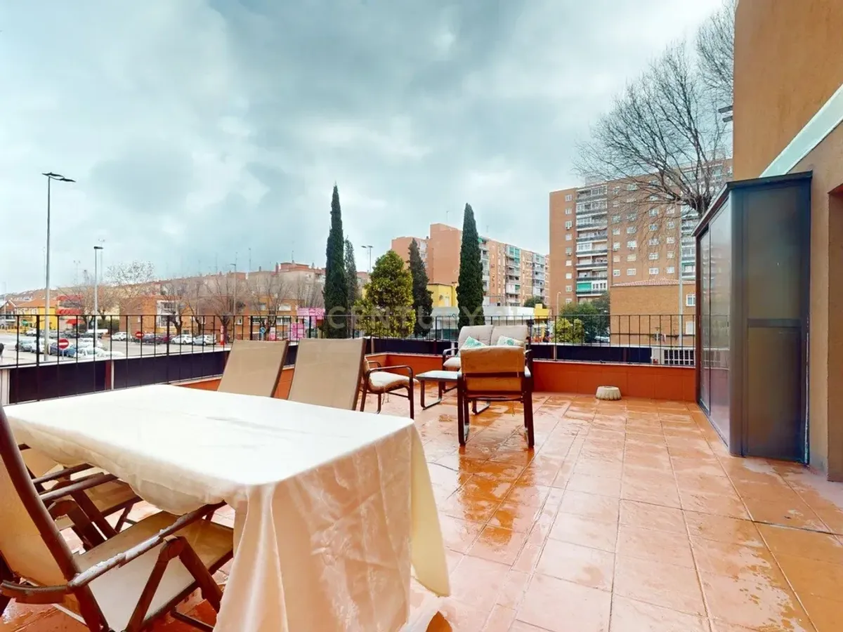 Piso reformado con gran terraza